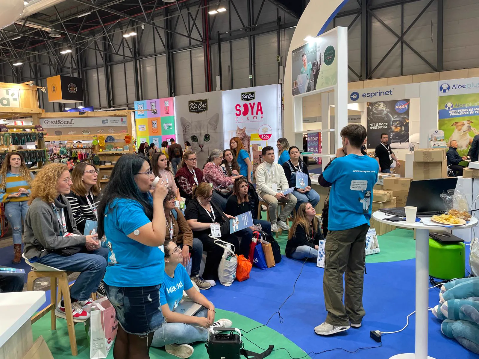 Jorge giving a live demo to a group of attendees at the Wakyma booth at the Iberzoo+Propet fair