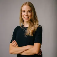 Warm, smiling woman with her arms crossed